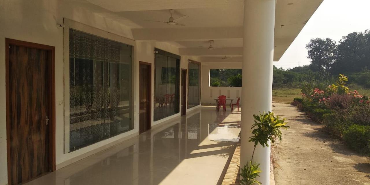 Hotel Radha Rani Mahal Кхаджурахо Экстерьер фото